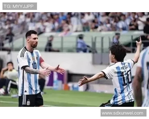 足球明星如何在不同场合对待粉丝展现出明显差别的现象探讨