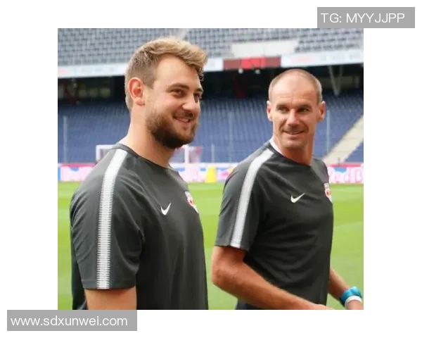 武汉足球队与南京足球队赛后复盘团队协作分析与战术总结